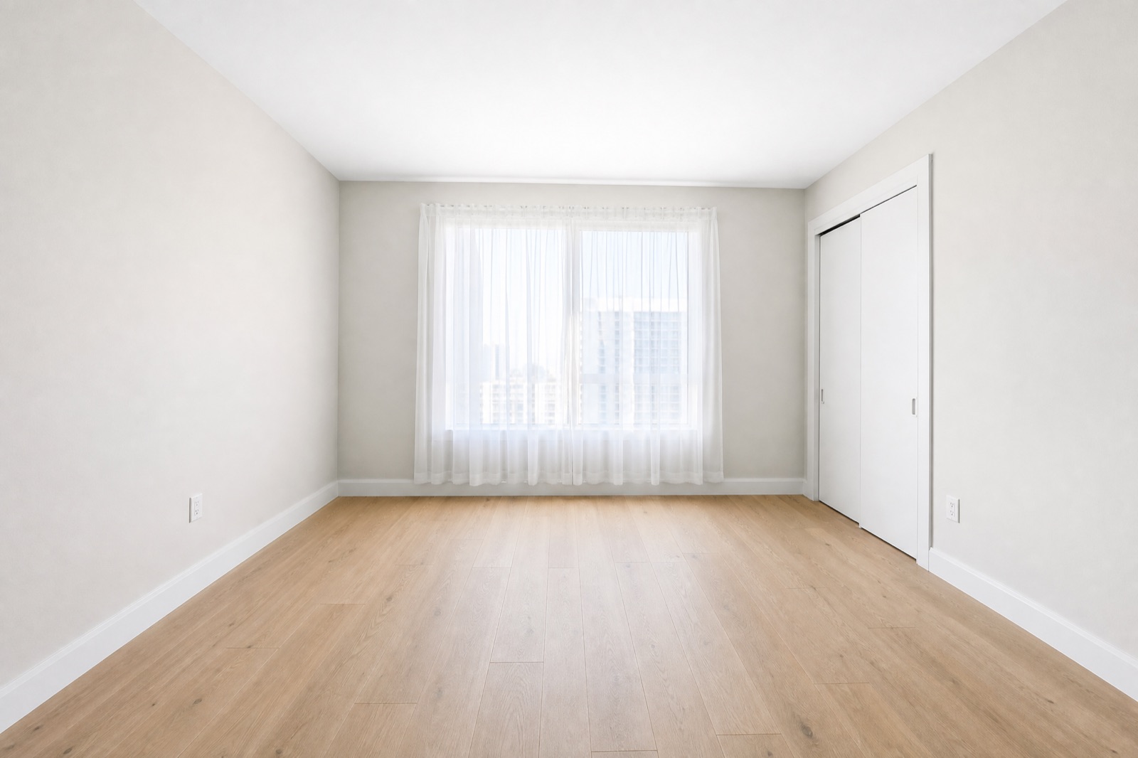 Dormitorio vacío de un condominio en Miami, sin muebles.