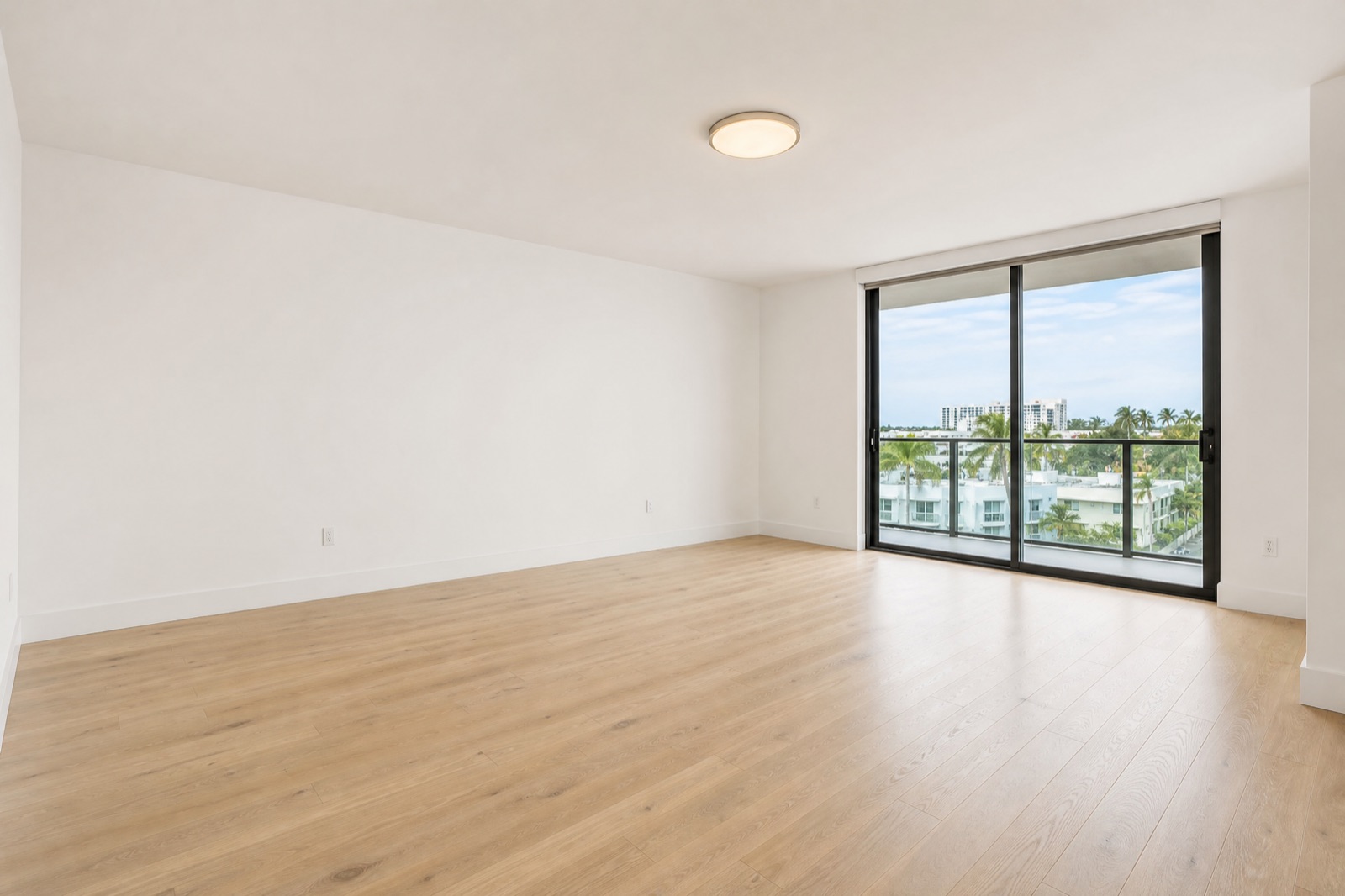 Sala de estar vacía de un condominio en Miami, sin muebles.